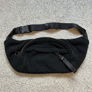Lululemon Sherpa cross body bag